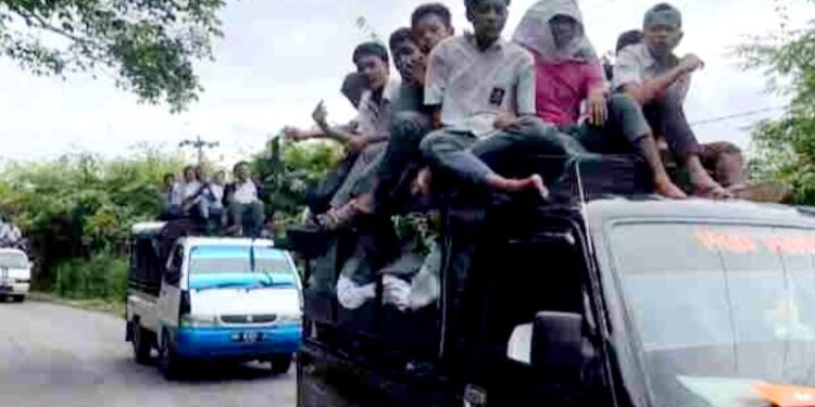 Minim Transportasi, Pelajar Pergi Sekolah Naik Keatap Angdes