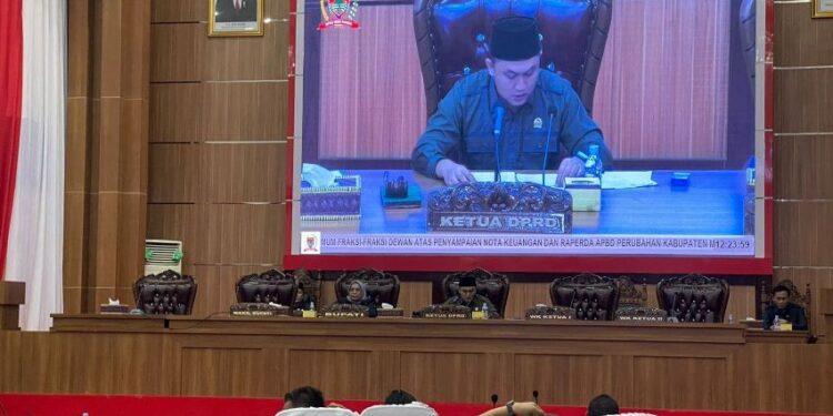 Paripurna Mendengarkan Penyampaian Nota Keuangan dan Raperda APBD-P Mura Tahun Anggaran 2023