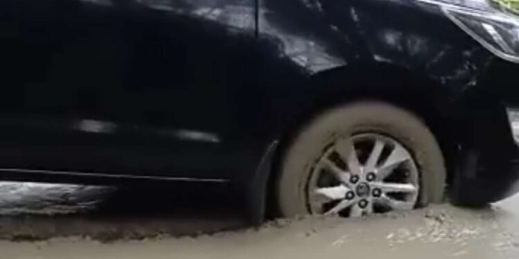 Kendaraan Plat Merah Paksa Terobos Jalan Yang Baru Dicor