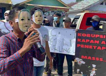 Aksi Demo, APBS Beri Hadiah Tikus Putih Pada Kajari Lubuklinggau