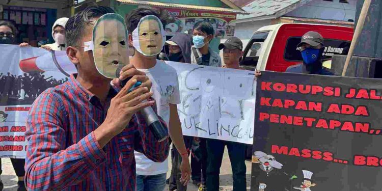 Aksi Demo, APBS Beri Hadiah Tikus Putih Pada Kajari Lubuklinggau