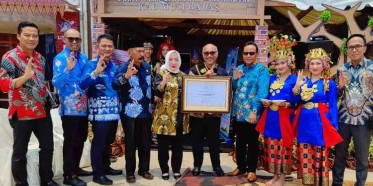 Bapak Literasi Mura Terima Penghargaan di Bidang Perpustakaan TK Provinsi Sumsel