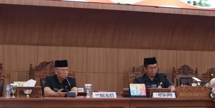 Rapar Paripurna DPRD Kota Lubuklinggau Mendengarkan Pandangan Umum Fraksi