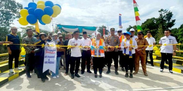 Bupati Musi Rawas Hj. Ratna Machmud Resmikan Jembatan Air Pering dan Air Pelai