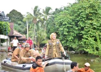 Ratna Machmud Meninjau Lokasi Bencana dan Warga Terdampak Banjir