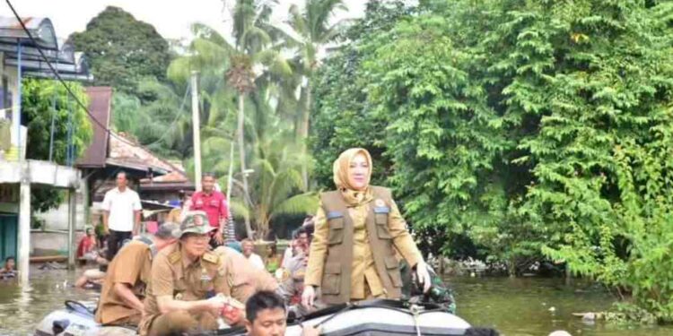 Ratna Machmud Meninjau Lokasi Bencana dan Warga Terdampak Banjir