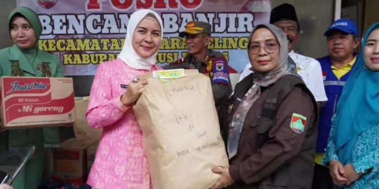 Wakil Bupati Mura Salurkan Bantuan Korban Banjir