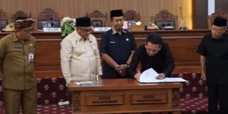 H Rodi Wijaya Pimpin Rapat Paripurna Penetapan “Propemperda”