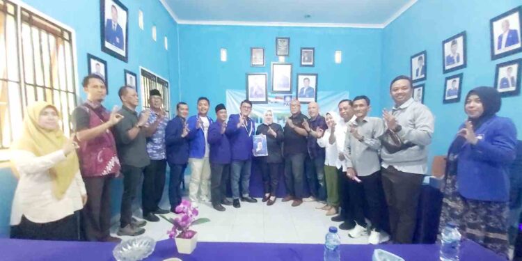 Hj Ratna Machmud Kembalikan Berkas Formulir Pendaftaran di DPD PAN