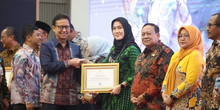 Tetapkan Perda KTR, Pemkab Mura Dianugerahi Penghargaan