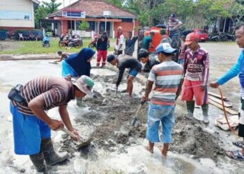 Tingkatkan Keswadayaan dan Semangat Gotong Royong Bangun Lapangan Serbaguna