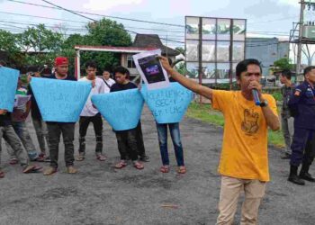 Puluhan Massa Geruduk Kantor KPU Kabupaten Musi Rawas