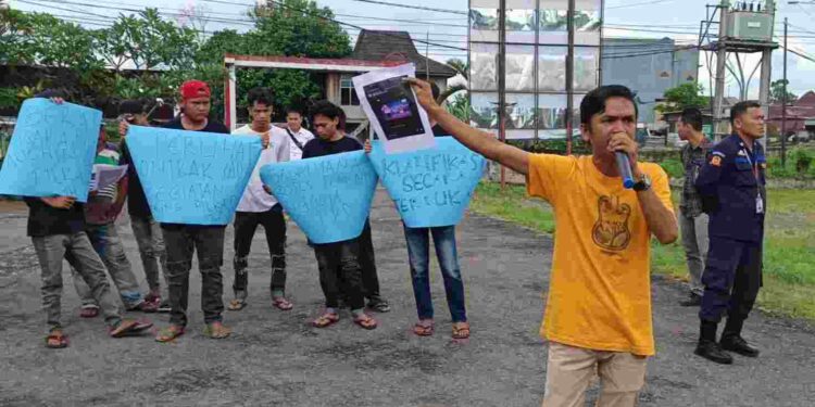 Puluhan Massa Geruduk Kantor KPU Kabupaten Musi Rawas