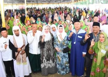 Hj. Ratna Machmud Hadiri Pengajian Akbar dan Istighosah di STL Ulu Terawas