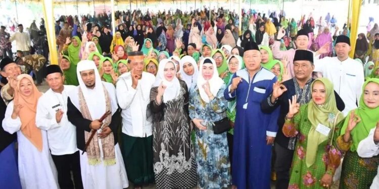 Hj. Ratna Machmud Hadiri Pengajian Akbar dan Istighosah di STL Ulu Terawas