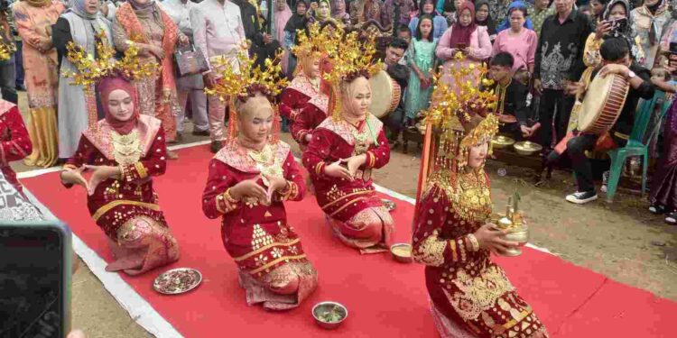 Sanggar Benuang Sakti Meriahkan Pernikahan Asih Yuniar dan Fredy Guntara