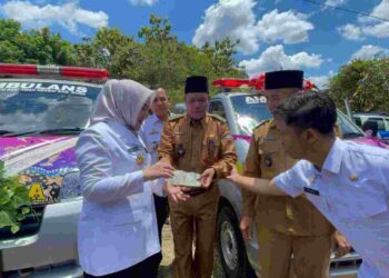 Hj. Ratna Mahcmud Didampingi Kadinkes Mura Serahkan Bantuan Ambulance Untuk Desa Remayu dan Air Beliti