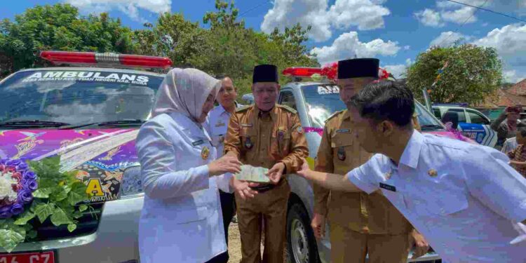 Hj. Ratna Mahcmud Didampingi Kadinkes Mura Serahkan Bantuan Ambulance Untuk Desa Remayu dan Air Beliti