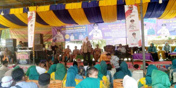 Antusias Masyarakat TPK Sambut Kedatangan Bupati Hj Ratna Machmud