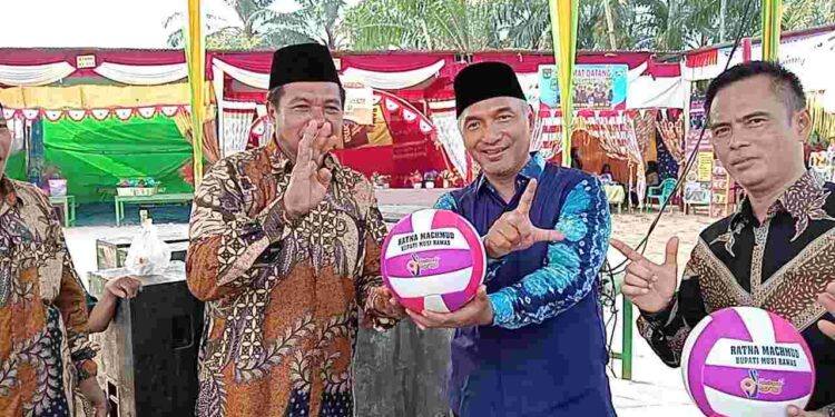 Warga Desa Trimukti Do’akan Ratna Machmud Pimpin Musi Rawas Dua Periode