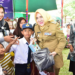 Ratna Machmud Serahkan Bantuan Seragam Sekolah dan Mobil Ambulance Untuk Desa Trijaya