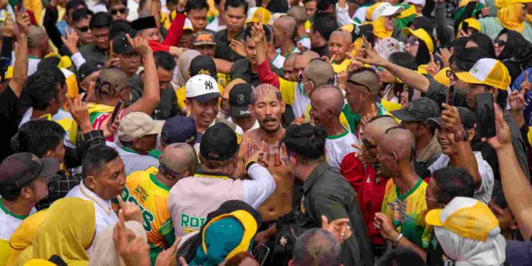 Kampanye Akbar Rodi Wijaya-Imam Senen Diwarnai Kepala Botak Bertuliskan “Nomor 1” dan “ROIS”