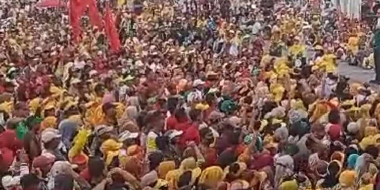 Ribuan Masyarakat Padati Lapangan TOS Ikuti Kampanye Akbar Pasangan ROIS