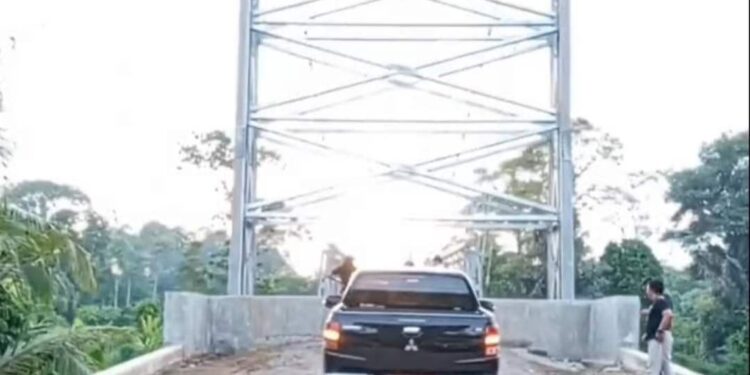 DPU BM Musi Rawas Uji Coba Jembatan Multifungsi Desa Sungai Bunut 