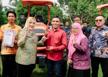 Bupati Musi Rawas Serahkan Alsintan Untuk Kelompok Tani