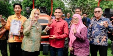 Bupati Musi Rawas Serahkan Alsintan Untuk Kelompok Tani